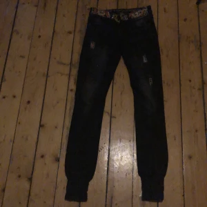 Jeans - Snyggt broderade med lite bling runt hela brallorna storlek xs funkar på någon mellan 152-160cm