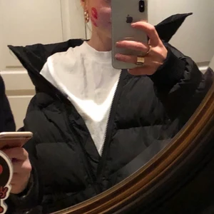 Puffer jacket - Svart klassisk pufferjacket. Köpt för två vintrar sedan men är fortfarande i fint skick, bortsätt från diskreta sminkfläckar på kragen som säkerligen går bort i tvätten. Säljer den då jag har en ny nu. Strl funkar till xs-m beroende på önskad passform.