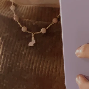 Guldhalsband rosa kanin  - ϟ Kaninhalsband ϟ (reglerbar, rosa) med matchande blixtörhängen i samma rosa emalj💗 halsbandet passar väl främst yngre men är super sött☺️ Du får både örhängerna och halsbandet för 80kr! Eller en för 45kr✨  smutsig spegeln😏