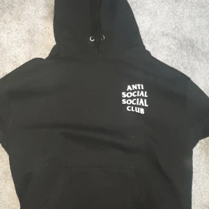 Svart ASSC hoodie strl L - En svart m ASSC hoodie med coolt tryck på ryggen. Sparsamt använd! Köpt för ungefär 2 år sedan på deras hemsida. Köpare står för frakten. Betala med swish