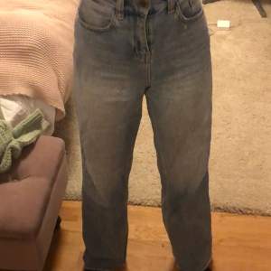 Vida snygga jeans från Nelly, varsamt använda. Jag är 163 cm och längden är bra på mig. Storlek: w26