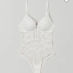 Spetsbody - Vit jättefin push-up spetsbody från h&m, endast använd en gång på en halloweenfest. Därav precis som ny✨kan tänka mig att denna även kan bli riktigt fin om man följer trenden att ta bort vadderingen så det blir som en ”bralettebody”💖