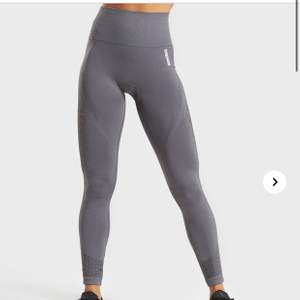 Säljer dessa slutsålda gymshark tights, endast testade men tyvärr så hann jag ta av alla lappar, säljer då de var för små för mig! (Nypris 600kr)