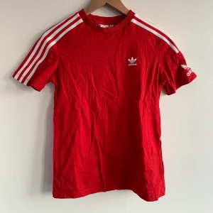 Adidas t-shirt storlek S - Köpte detta plagg i Budapest på en adidasaffär, men den passade inte som jag hade tänkt. Har inte använt sedan dess. Perfekt skick! 