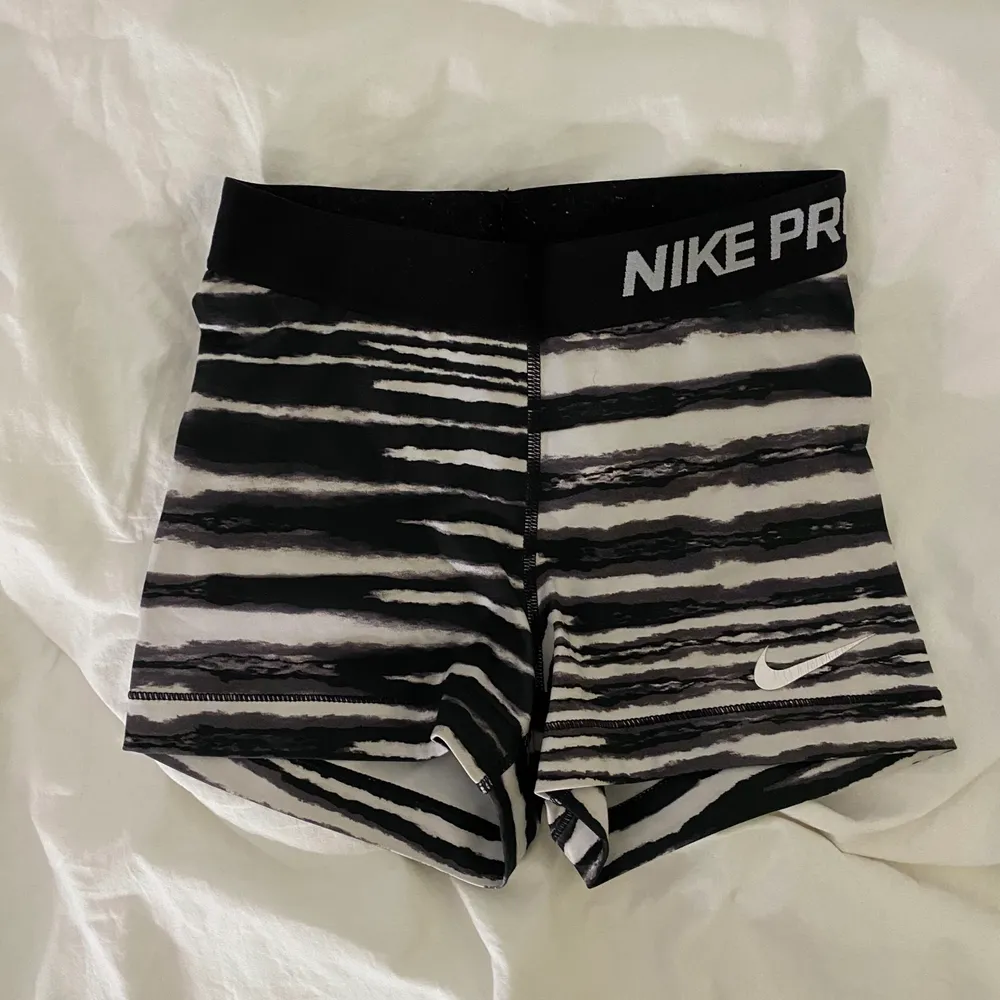 Nike PROs i superfint skick, endast använda ett fåtal gånger! Frakt tillkommer. Shorts.