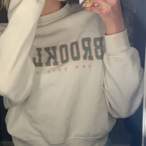 En snygg Hoodie  - denna är använ få tal gånger passar både XS/S/M och denna finns inte kvar i butik 