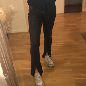 Jeans med slits  - Jeans med slits från bikbok. Storlek XS, men skulle säga att det är en liten XS och mer mot xxs. Jag är 164 lång. 80kr + 59kr frakt 