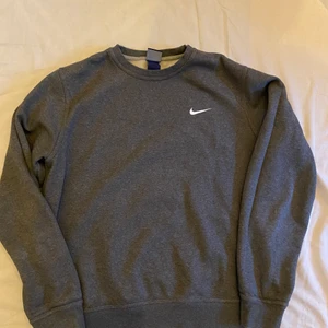 Nike Sweatshirt  - Snygg Grå Nike Sweatshirt i storlek L men sitter som en M-L! Riktigt bra skick nästan som ny!