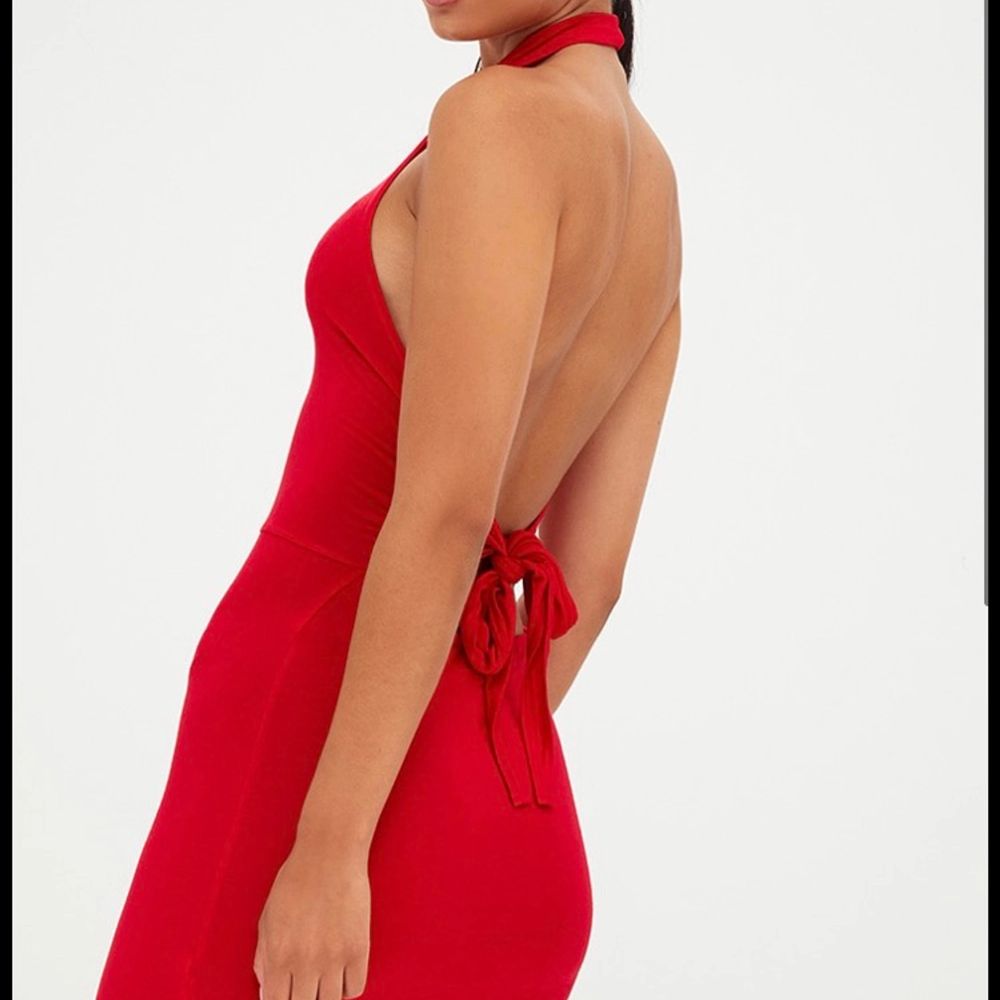 Röd klänning från prettylittlething med hög hals och öppen rygg man knyter. Väldigt skön men aldrig använd endast testad. Storlek 36 men passar också 38. Frakt ingår i priset. Klänningar.