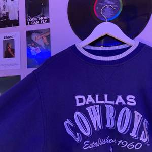 Äkta Dallas cowboys sweatshirt som är ett amerikanskt fotbollslag. Den är retro och går inte att få tag i längre, i bra skick, står strl M men tycker den är mer L och sitter overzized på mig som brukar ha s. Eftersom att flera var intresserade så startar jag en budgivning, högsta bud: 700kr + frakt.  