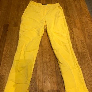 Gula kostymbyxor - Kostymbyxor med slits där nere, storlek 34