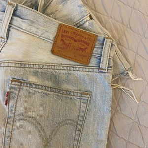 Levi’s Shorts - Jätte fina jeansshorts från Levis i 501. Bra skick! Också trendigt med shorts just nu😍