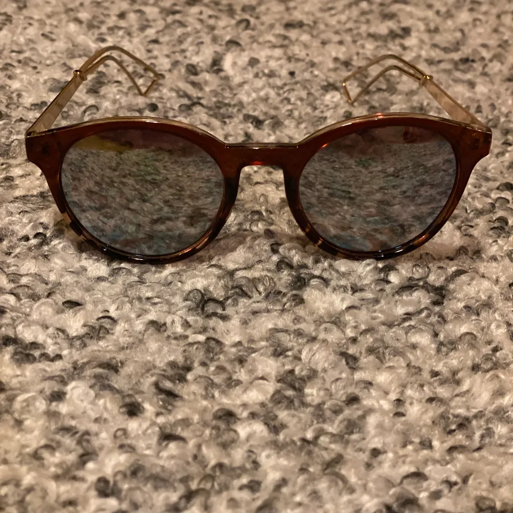Säljer dessa bruna solglasögon i fint skick för 30kr, frakt tillkommer❤️ . Accessoarer.