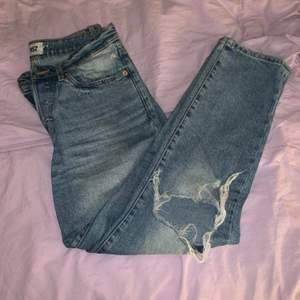 Ett par snygga boyfriend jeans från lager 157, väldigt underskattad butik. Mycket fina hål och slitningar och flera knappar i midjan. 