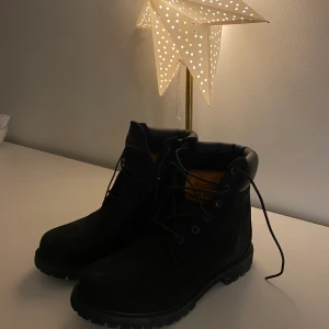 Timberlands - Säljer mina svarta timberlands i mocka. Endast använda en gång så dom är i princip nya. Storlek 39, kan lägga i en sula utan att de blir för små. Köpta för 2000 men jag säljer för 650 exklusive frakt. 