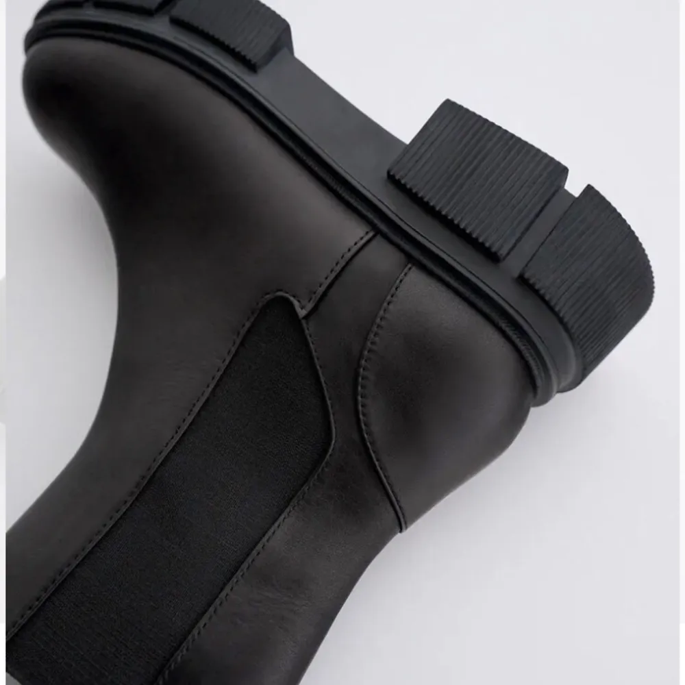 Så fina Zara boots som är använda Max 5 ggr! I skinn så superfin kvalite! Nypris 800. Hör av er vid frågor:). Skor.