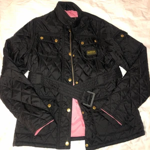Barbour jacka! - Nästintill oanvänd barbour jacka i barnstorleken xxl men passar mig som brukar ha S! Toppenskick och går även att ta av ”skärpet” runt midjan💘💘 Köpt för ca 1400kr! 