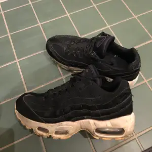 Coola Nike airmax 95! Använda men har mycket kvar att ge. Passar mig som vanligtvis har mellan 36-37 i storlek. Dyra i nypris. Extra coola i och med att delen längst fram på skon är klädd i faux fur.