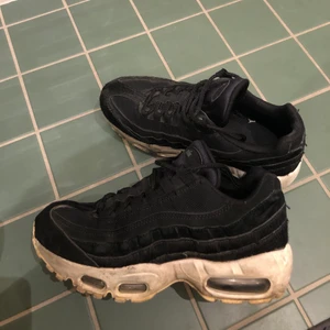 Nike Airmax 95 storlek 37,5 - Coola Nike airmax 95! Använda men har mycket kvar att ge. Passar mig som vanligtvis har mellan 36-37 i storlek. Dyra i nypris. Extra coola i och med att delen längst fram på skon är klädd i faux fur.