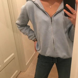 Zip-up hoodie  - Jättefin ljusblå zip-up hoodie från zara som använts att antal få gånger. Hoddien finns tyvärr inte kvar på hemsidan men har för mig att jag köpte den för 200kr! Passar perfekt till både xs och s, hör av dig vid intresse!!💕💕💕