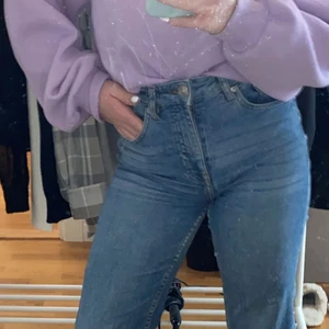 Blåa high-waisted jeans - Superfina blå high-waisted jeans, använda ett par gånger men är i ett väldigt bra skick🥰 Tyvärr vet jag ingen storlek på dessa jeans men skulle gissa runt 164💗 Hör av dig om du vill ha fler bilder🥰 Fraktat även💗