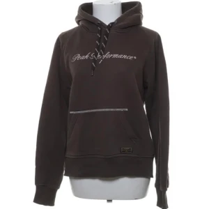 Brun peak performance hoodie - En så snygg hoodie som jag inte är säker på att jag vill sälja än, så kom med bra bud! 