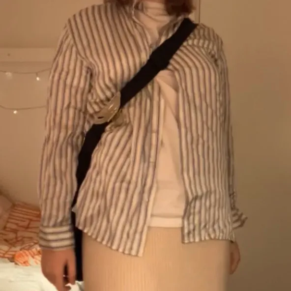 En superfin silke skjorta jag köpte i Paris för några år sen, från märket The Kooples därav nypris 2200kr. inga fel bara att den ej kommer till användning. Vet inte exakt storlek tror den ska vara en 1 men vet ej vad det är men skulle säga att den passar allt från xs-m beroende på hur man vill den ska sitta ! 🥰 Köparen står för frakt, skriv privat vid intresse :). Paidat.