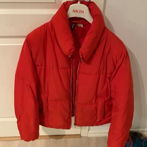 Röd puffer jacket - Använd fåtal gånger, stl S/M