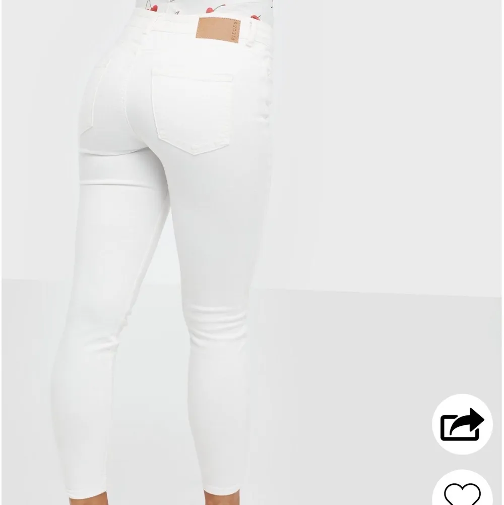 Säljer ett par vita jeans från märket pieces, dessa är varken använda eller tvättade. Säljer dem då jag inte gillar hur dem sitter på mig men utöver det skit snygga verkligen! 😍 Jag skulle säga att de är mer som storlek S då det är stretchiga. Är push up modell. Bilder på jeansen på går att fixa☺️ . Jeans & Byxor.