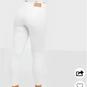 Säljer ett par vita jeans från märket pieces, dessa är varken använda eller tvättade. Säljer dem då jag inte gillar hur dem sitter på mig men utöver det skit snygga verkligen! 😍 Jag skulle säga att de är mer som storlek S då det är stretchiga. Är push up modell. Bilder på jeansen på går att fixa☺️ 