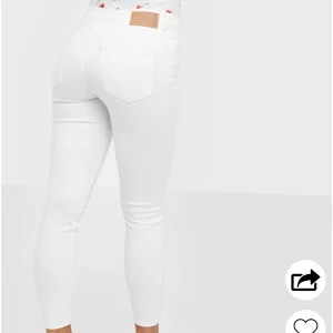 Jeans från pieces  - Säljer ett par vita jeans från märket pieces, dessa är varken använda eller tvättade. Säljer dem då jag inte gillar hur dem sitter på mig men utöver det skit snygga verkligen! 😍 Jag skulle säga att de är mer som storlek S då det är stretchiga. Är push up modell. Bilder på jeansen på går att fixa☺️ 