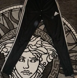 Adidas mjukis - Storlek: S har även en i storlek XS  Nypris i butik: 599kr PRISET KAN ALLTID DISKUTERAS.