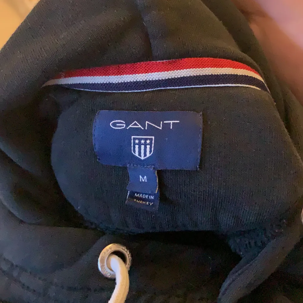 Gant hoodie storlek medium säljer den billigt och snabb leverans 2-3 dagar! (:. Hupparit & Collegepaidat.