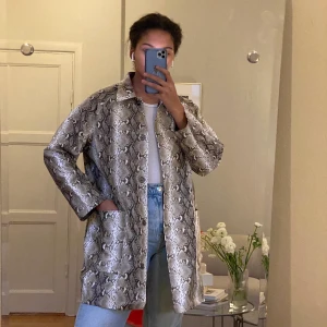 Asos fuskläder jacka i snake print stl 44 - Storlek 44 (men liten i storlek, jag är en storlek M). Skickas endast -köparen står för frakt.  För referens är min längd 174 cm.