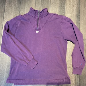 Vintage Champion sweatshirt - Vintage Champion half zip sweatshirt i storlek M-L. Väldigt bra skick. Fitpic kan ordnas! Klicka in på profilen för massvis med andra vintage tröjor! 🙏🏻