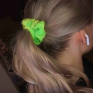  - Superunik och aldrig använd (bara när jag tog bilden) neongrön scrunchie som är perfekt för att spicea upp en tråkig outfit! Frakt på 9 kr tillkommer 🥰