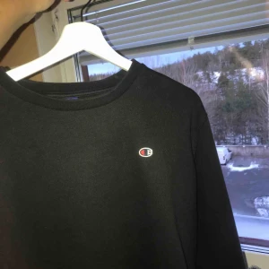  - En svart Champion sweatshirt i Storlek M men passar mig som har S (lite oversized)  bra skick