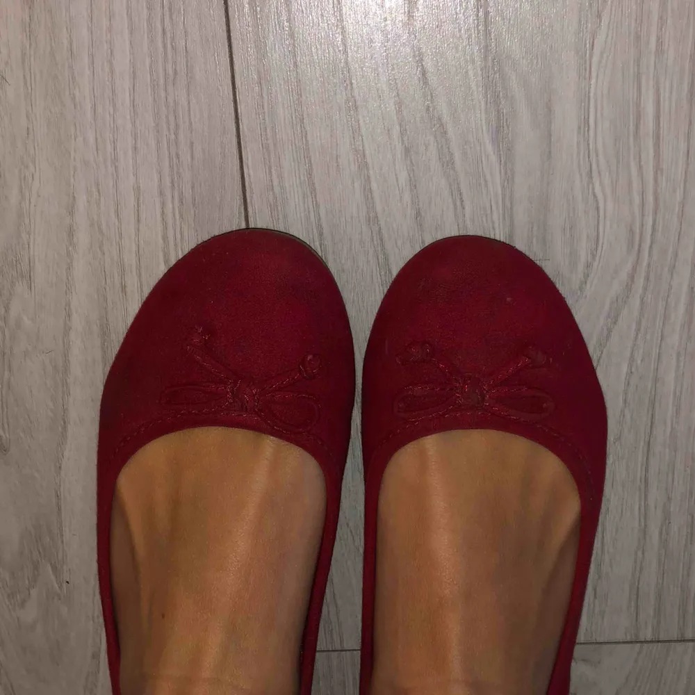 Ett par röd balerina skor. Mycket fin röd färg och tyg👍🏼 säljer för att jag inte använder de längre. Köpta på ”din sko” tror jag, därutav det ”okända märket” :)). Skor.