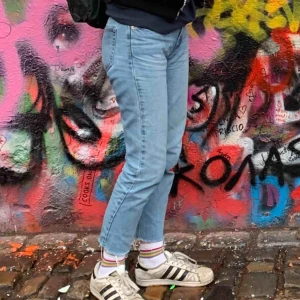  - De perfekta mom jeansen från pull&bear. Såå fina men passar inte mig längre tyvärr:(  Den enda defekten är ett litet hål på ena fickan, men det är bara 1 lager så man ser bara jeans igenom liksom. Skriv för fler bilder! Pris kan diskuteras🥰