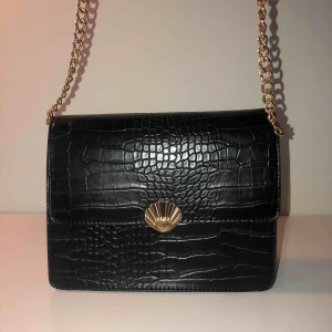  - Oanvänd supersöt handväska från Primark. 