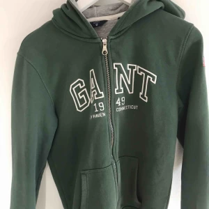  - Gant hoodie har två små hål på undersidan av ärmen som knappt syns (sista bilden)