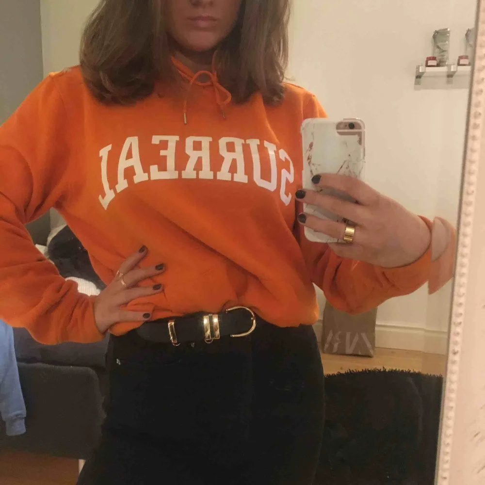 FRAKT INGÅR I PRISET!  Superskön och snygg orange hoodie från Carlings med texten ”surreal”, använd 2/3 gånger   . Hoodies.