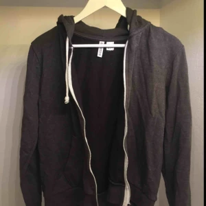  - Supermysig luvtröja i storlek M. Inte använd mycket alls. Skriv för mer bilder eller frågor :) 