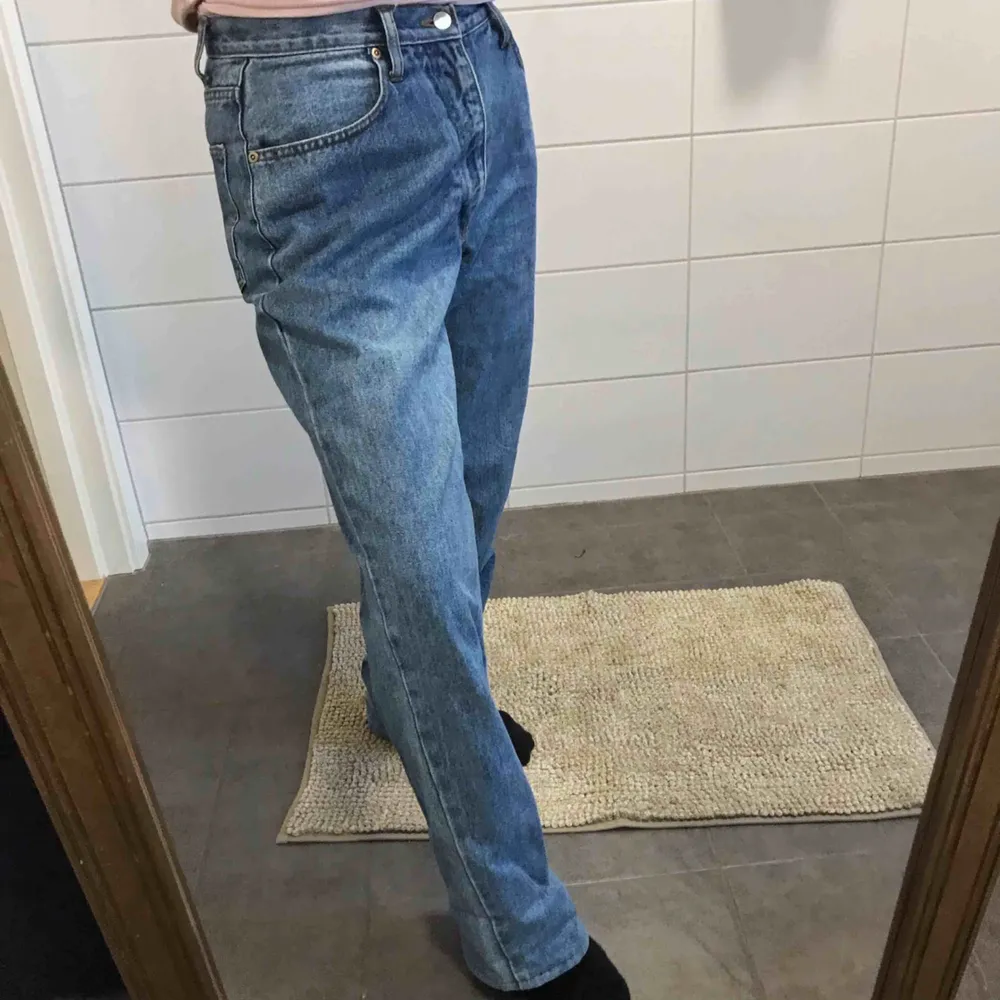 aldrig använda jeans som jag tänkt sy in men aldrig gjort. typ mom jeans. för stora för mig som normalt är strl 36. är 155cm men jag må vika upp dem två ggr (se bild). Jeans & Byxor.