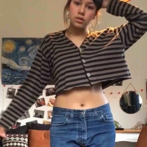  - en söt randig överdel med knappar, vet inte vart den är från men den är jätte fin😚 Om frakt önskas tillkommer pris för det men annars möts vi upp i stockholm vid köp, ha en bra dag🥰