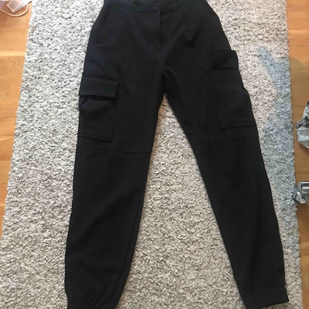 Ett par svarta snygga byxor från Bershka fickor på sidorna. Det är ett mjukt och lite mer stretchig material. Använder dem alldeles för lite. Frakt 40kr💕. Jeans & Byxor.