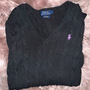  - Fin stickad v-ringad tröja från Ralph lauren, köpt för 1299kr på Nelly.com  Kan fraktas men köparen står för frakten (50kr) 