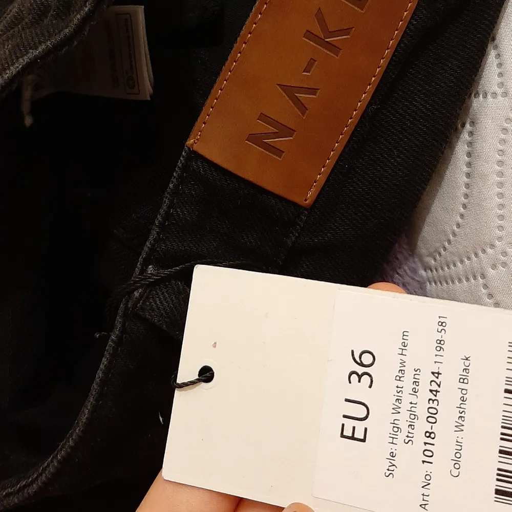helt NYA jeans från NA-KD. fick de i julklapp men de är tyvärr för stora :(  Priset kan absolut diskuteras vid snabb affär bara. Nypris:599:- Köparen står för frakten som är ungefär 60 kr. Övrigt.