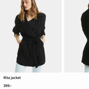  - SÖKER, en sånhär kappa som på bilden i strl XS, den ”korta” modellen å ska kunna skickas, jag betalar självklart för frakten isåfall. Skriv om ni har den :) 