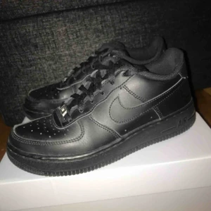  - Svarta Nike air force 1 i storlek 36,5. De mesta bekväma par skor jag ägt och passar med allt! I bra skick 🖤 